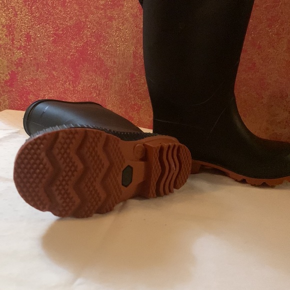 Rubber rain/mud boots. New, never worn. - Picture 2 of 4